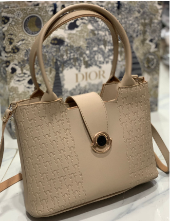 Loch Front Handbags – Elegance, Space & Durability Combined!